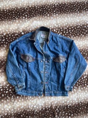 Vintage Beautiful 100% cotton jean jacket